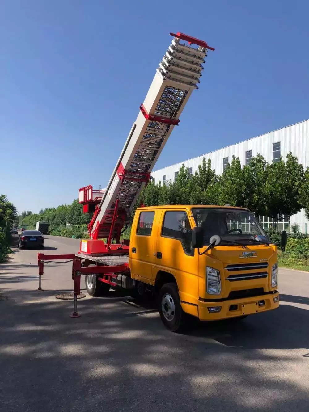 宜春袁州附近的云梯车出租服务：轻松解决高空作业需求